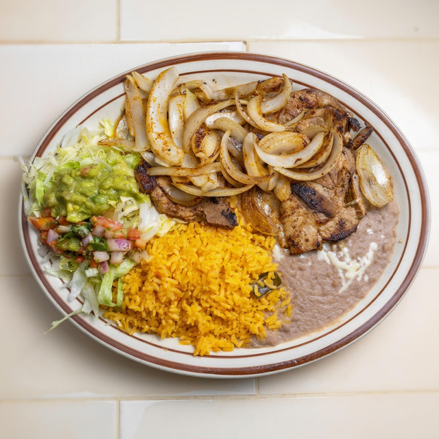 Chicken and Steak Fajitas (Fajitas de Pollo y Carne Asada).